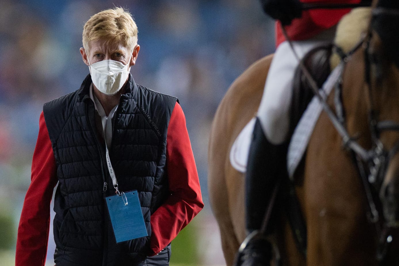 Marcus Ehning: Er geht nach seinem Sturz aus dem Stadion.