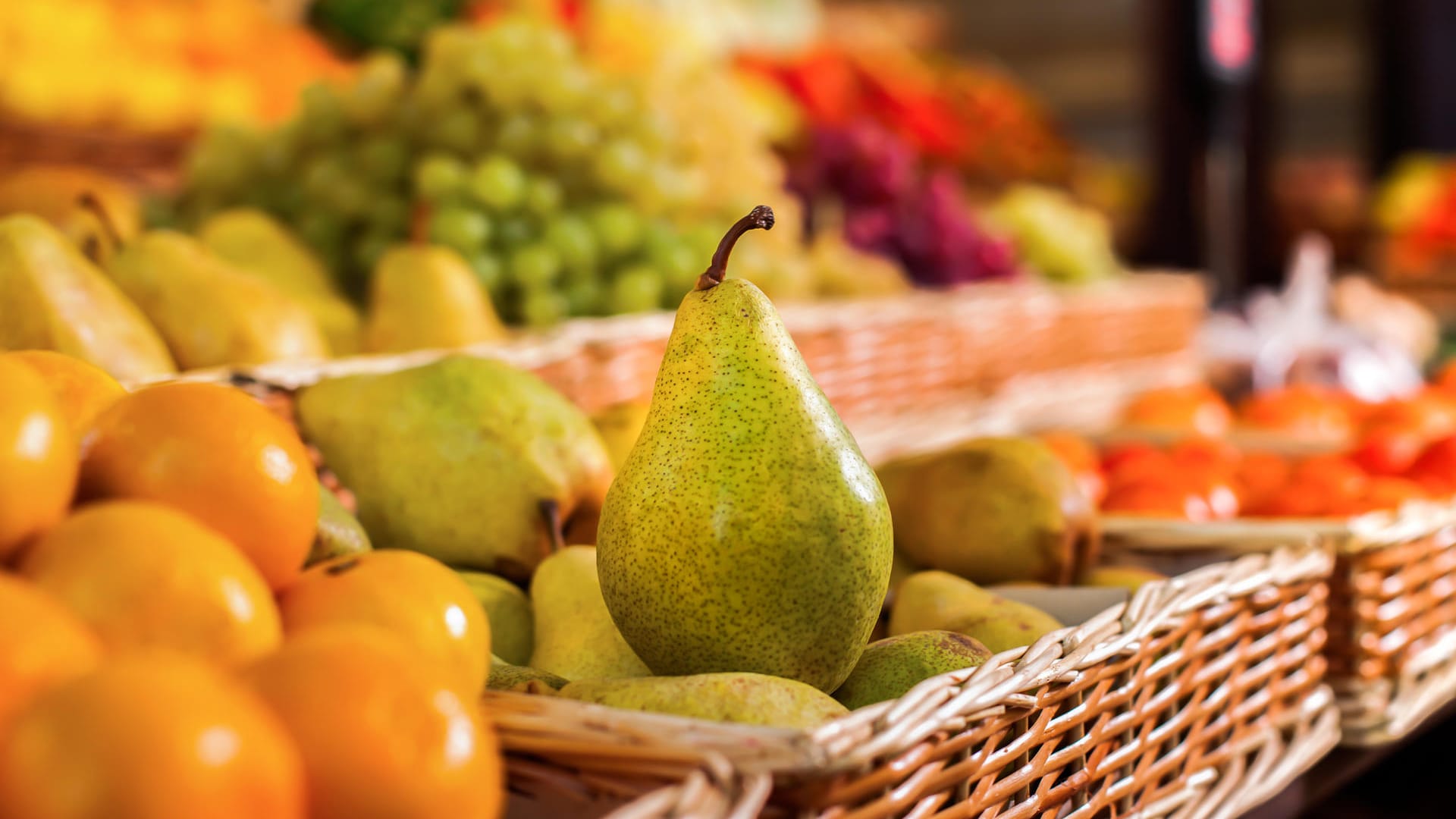 Obst an einem Stand (Symbolfoto): In Hamburg ist ein Biomarkt überfallen worden.