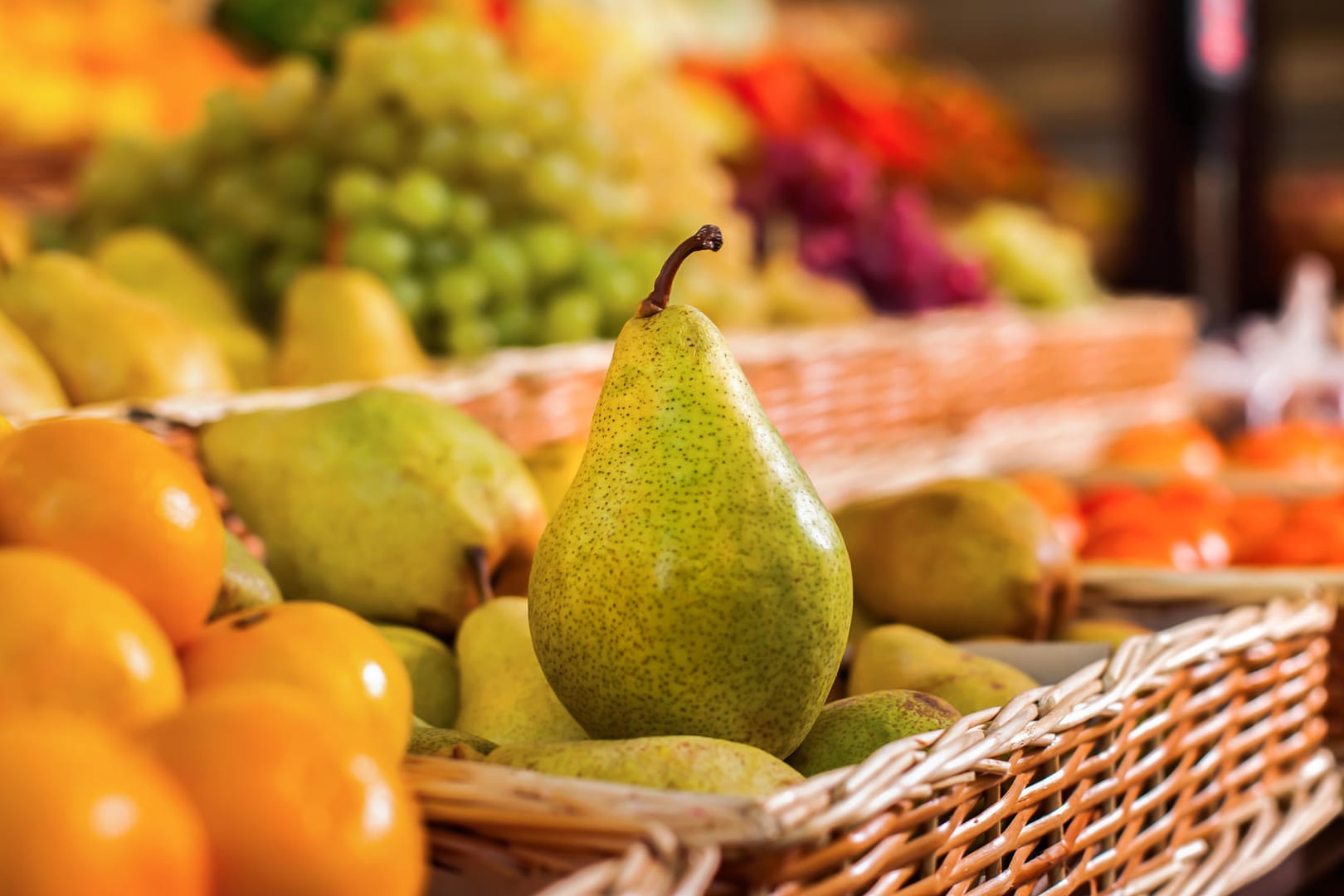 Obst an einem Stand (Symbolfoto): In Hamburg ist ein Biomarkt überfallen worden.