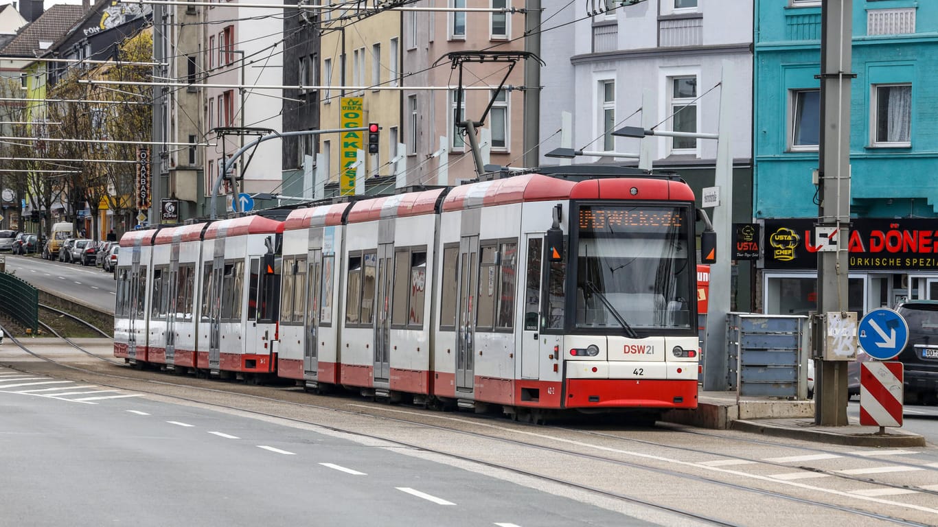 Eine Stadtbahn in Dortmund (Archivbild): Bei einem Unfall sind zwei Personen verletzt worden.