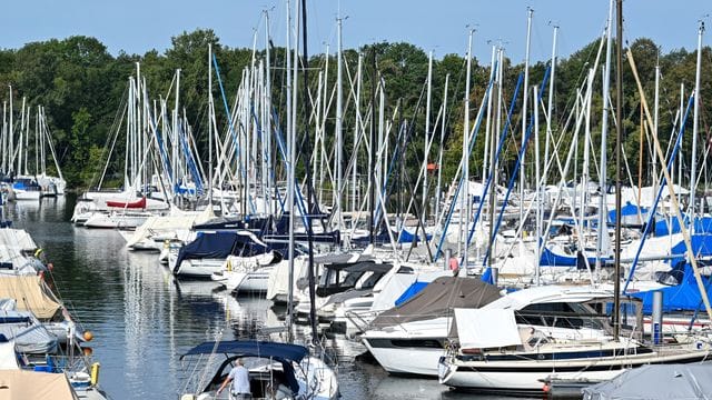 Hunderte Boote liegen im Yachthafen von Ultramarin in Gohren, während ein Mann sein Segelboot aus dem Hafen fährt.