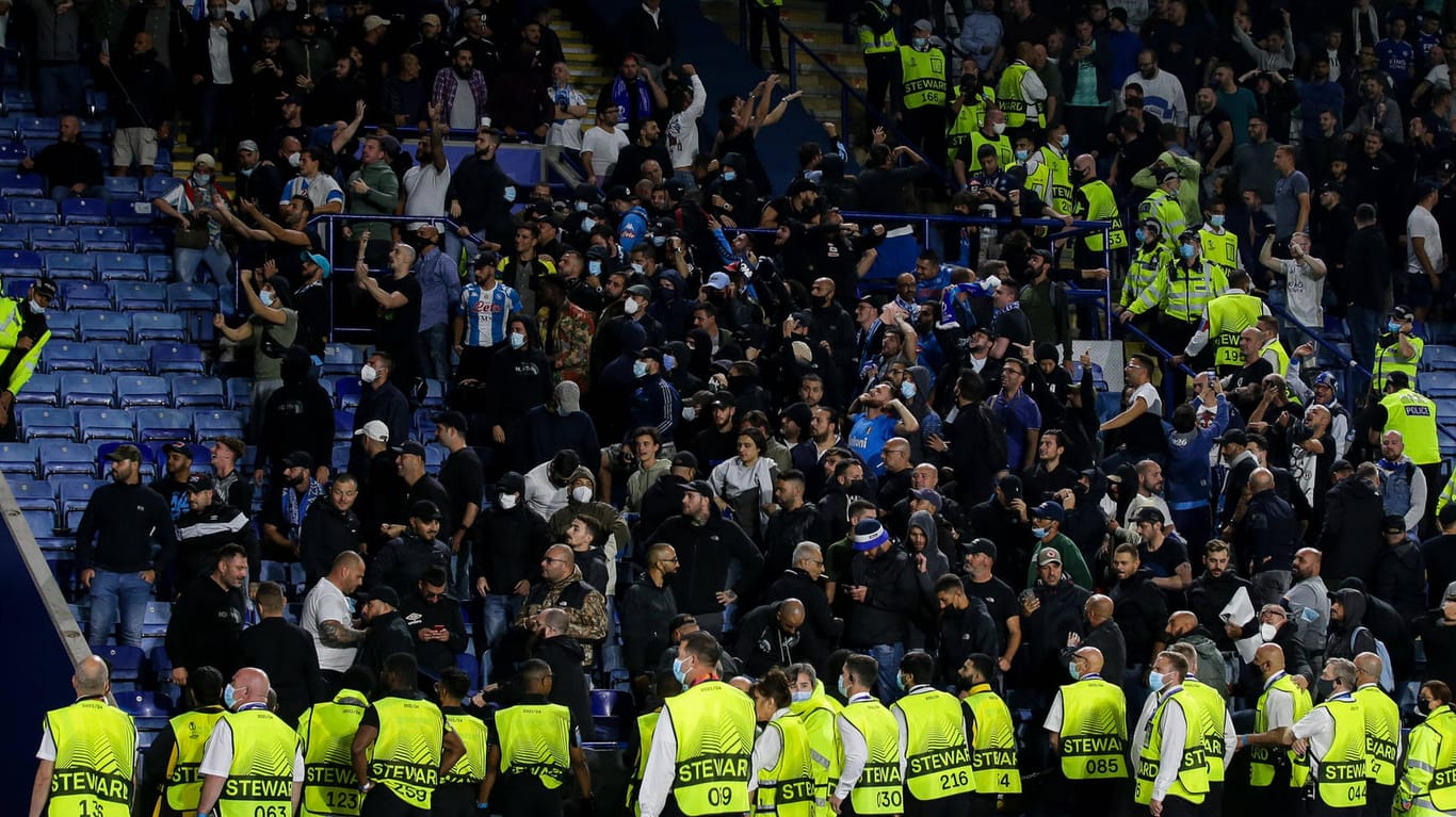 Auseinandersetzungen auf der Tribüne: Nach dem Spiel kam es zu Krawall zwischen den Fans, nachdem Leicester eine 2:0-Führung verspielt hat.