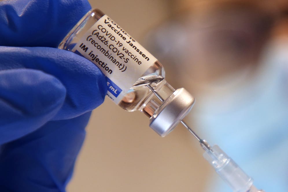 Spritze mit dem Corona-Impfstoff: Bislang erkrankten in 6.106 Fällen Menschen trotz vollständigem Impfschutz.