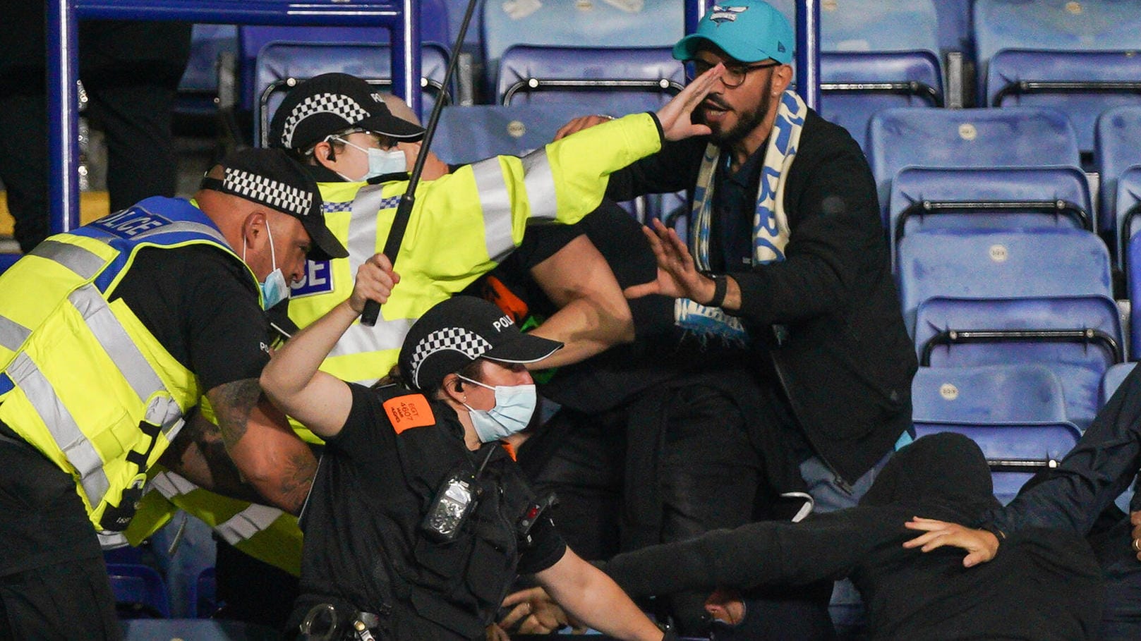 Unschöne Szenen nach dem Europa-League-Spiel gegen den SSC Neapel: Die Polizei in Leicester musste die tobende Menge beruhigen. Unschöne Szenen nach dem Europa-League-Spiel gegen den SSC Neapel: Die Polizei in Leicester musste die tobende Menge beruhigen.