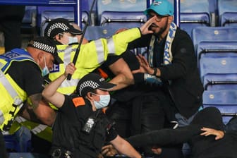 Unschöne Szenen nach dem Europa-League-Spiel gegen den SSC Neapel: Die Polizei in Leicester musste die tobende Menge beruhigen.