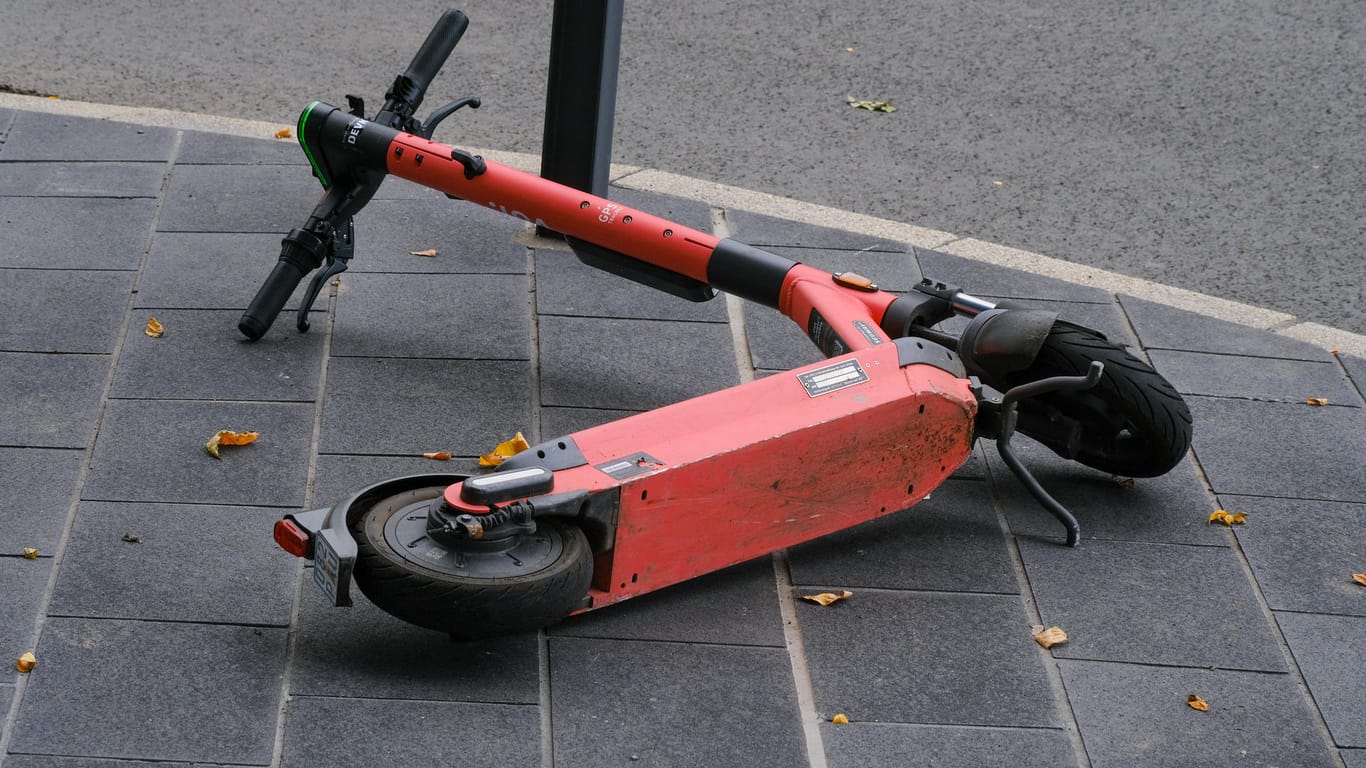Ein Elektroroller liegt auf dem Boden (Symbolbild): Bei einem Unfall in Düsseldorf ist eine 14-Jährige schwer verletzt worden.