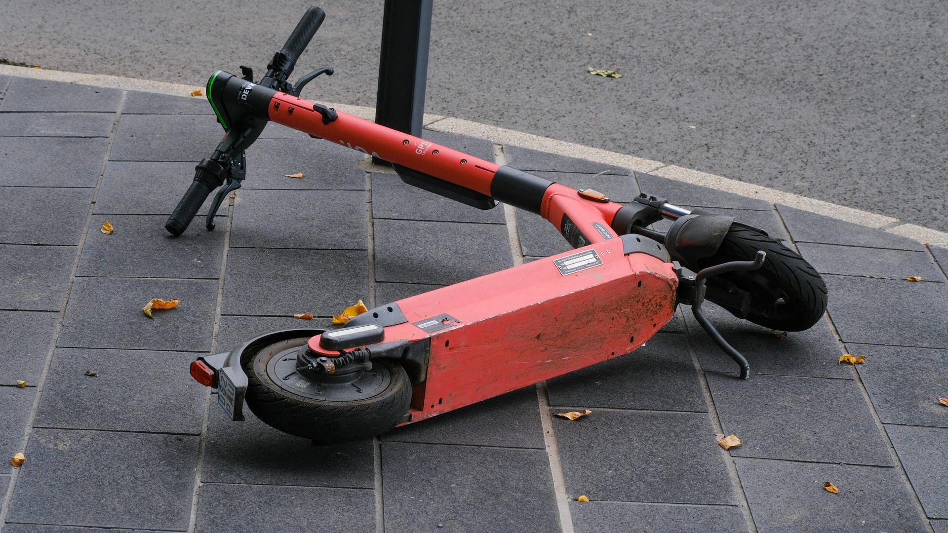Ein Elektroroller liegt auf dem Boden (Symbolbild): Bei einem Unfall in Düsseldorf ist eine 14-Jährige schwer verletzt worden. Ein Elektroroller liegt auf dem Boden (Symbolbild): Bei einem Unfall in Düsseldorf ist eine 14-Jährige schwer verletzt worden.