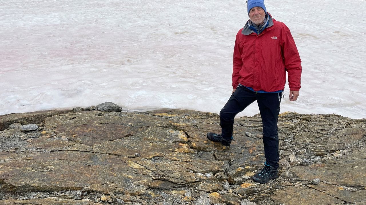 Der Archäologe Walter Leitner steht auf einem Schnee- und Eisfeld unmittelbar neben dem Ötzi-Tatort, das noch weitere Geheimnisse bergen könnte.