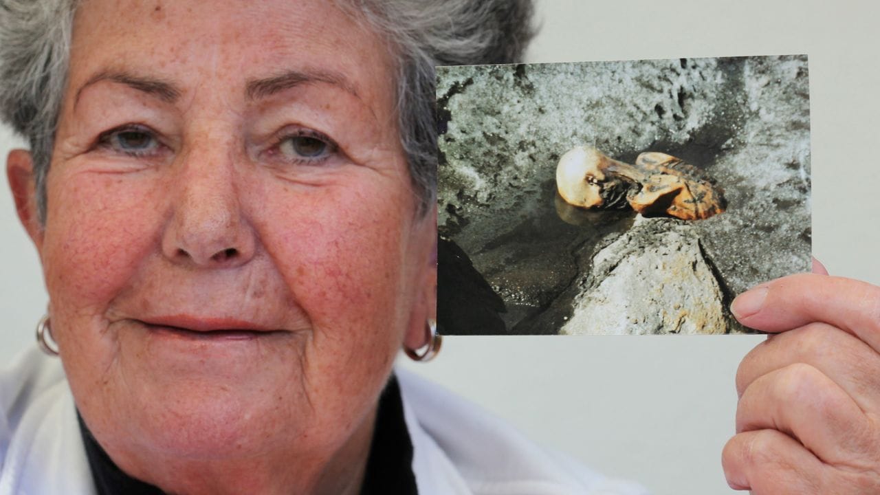 Die Nürnbergerin und "Ötzi"-Finderin Erika Simon zeigt das erste Bild das ihr Mann beim Fund der Gletschermumie aufgenommen hatte.