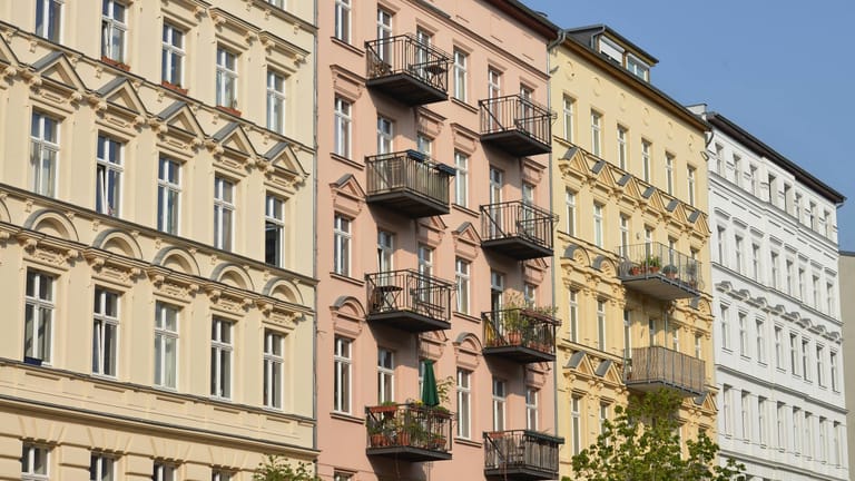 Wohnhäuser im Berliner Stadtteil Prenzlauer Berg (Symbolbild): Das Land Berlin hat für eine Milliardensumme Wohnungen zurückgekauft.