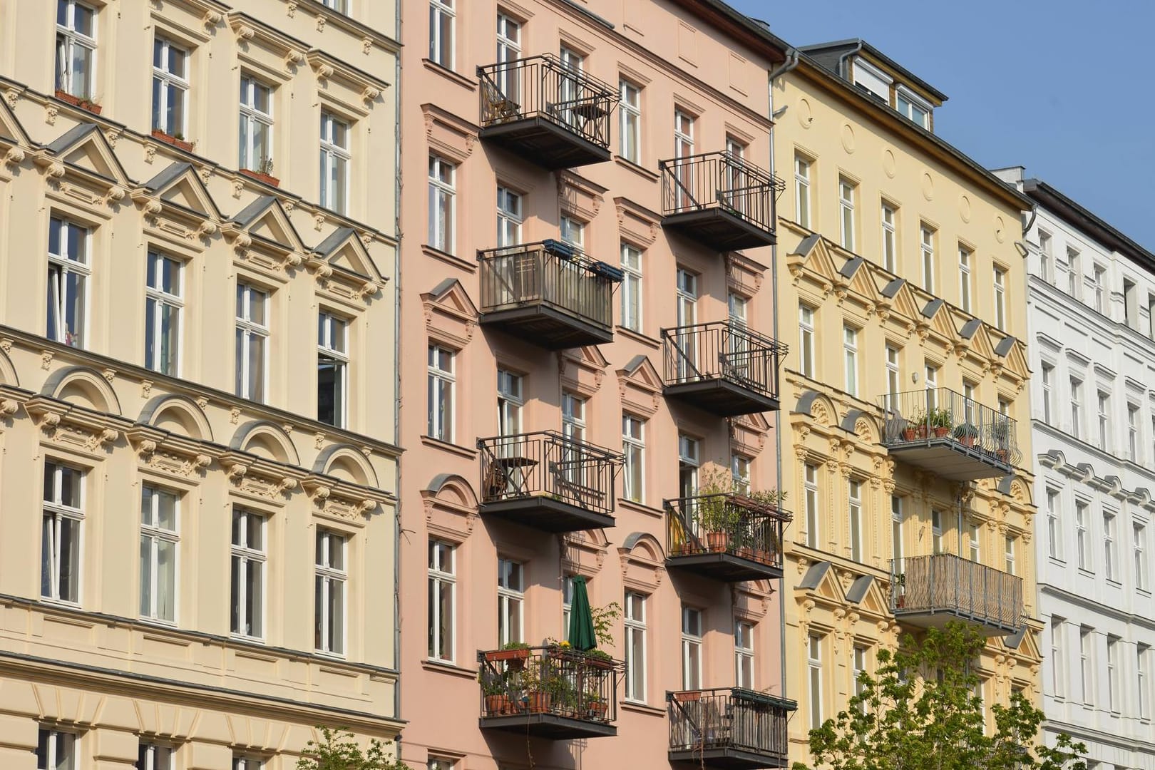 Wohnhäuser im Berliner Stadtteil Prenzlauer Berg (Symbolbild): Das Land Berlin hat für eine Milliardensumme Wohnungen zurückgekauft.