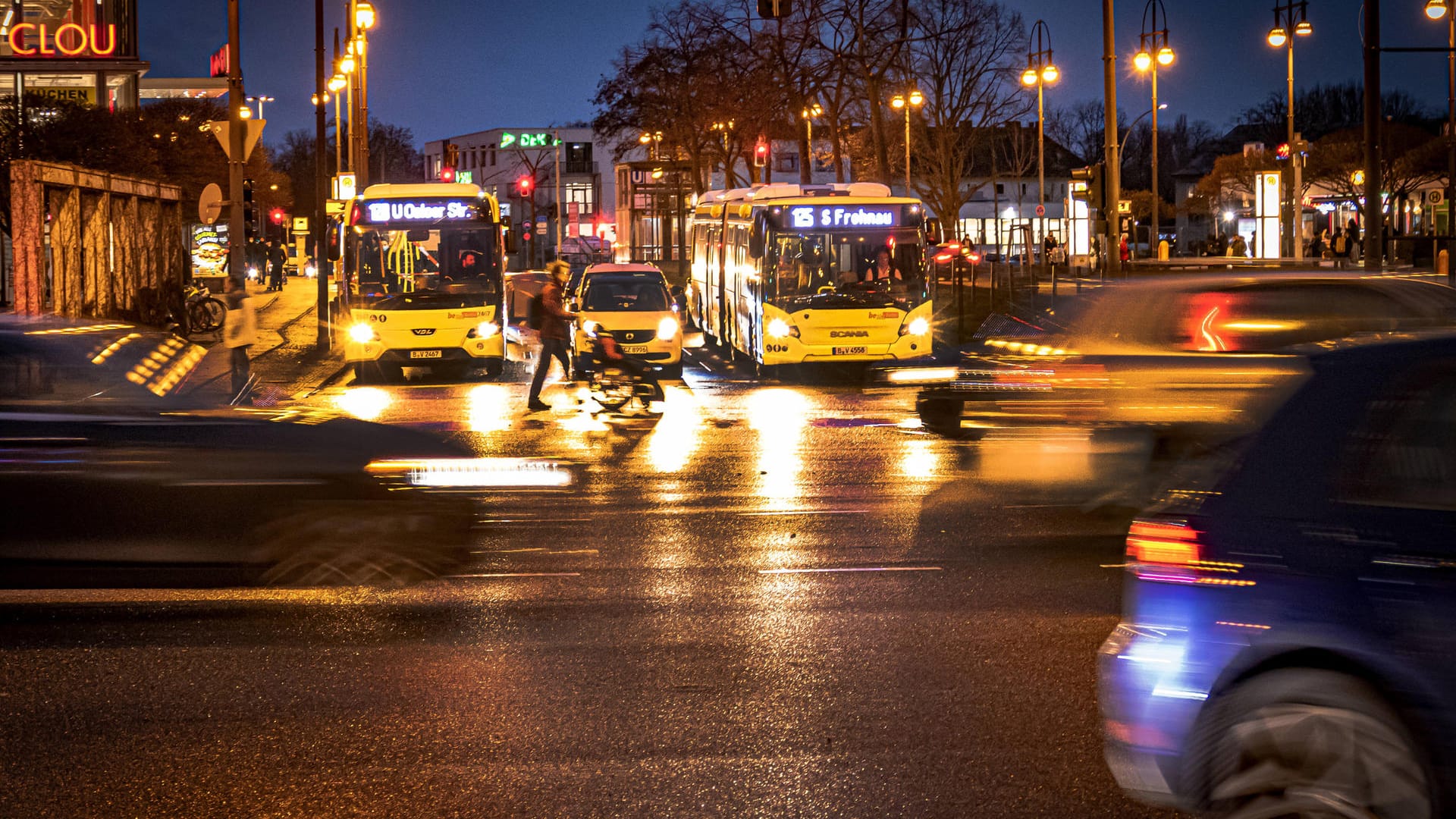 Kurt-Schumacher-Platz bei Nacht: Das Verkehrsaufkommen hier ist immens.