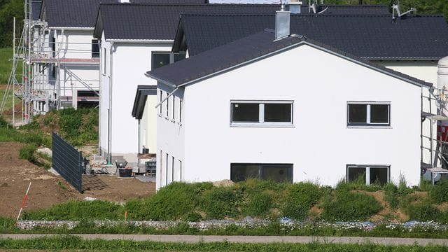 Beim Hausbau sollten Bauherren den Vertrag genau durchlesen - wichtig ist etwa, ob das Grundstück bereits erschlossen ist.