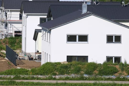 Beim Hausbau sollten Bauherren den Vertrag genau durchlesen - wichtig ist etwa, ob das Grundstück bereits erschlossen ist.