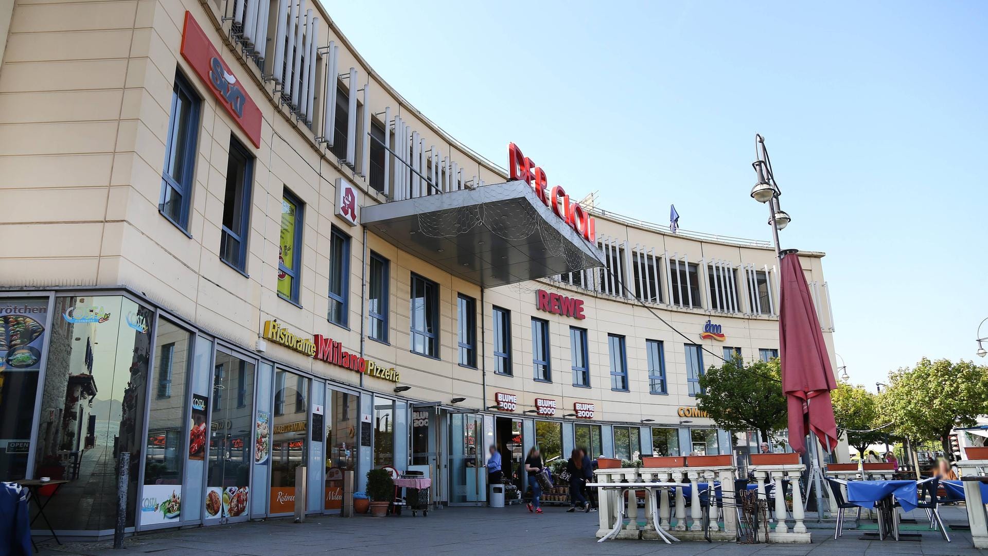 Haupteingang zu "Der Clou" (Archivbild): Das Einkaufzentrum in Reinickendorf soll abgerissen werden. Haupteingang zu "Der Clou" (Archivbild): Das Einkaufzentrum in Reinickendorf soll abgerissen werden.