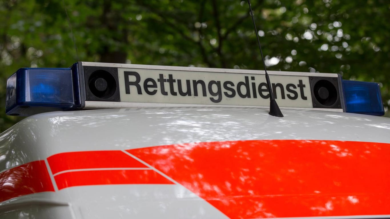 Ein Rettungswagen mit Blaulicht (Symbolbild): In Köln hat es einen schweren Auffahrunfall mit mehreren Verletzten gegeben.