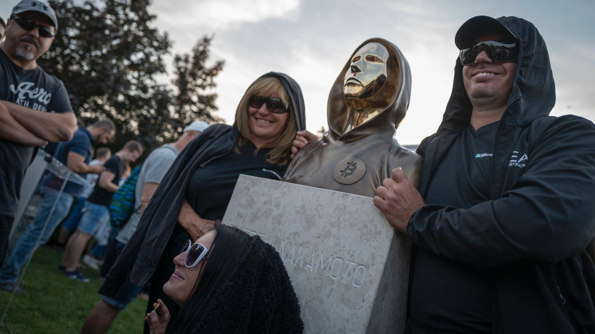 Glänzende Erscheinung: Menschen posieren mit der Bitcoin-Statue in Budapest.