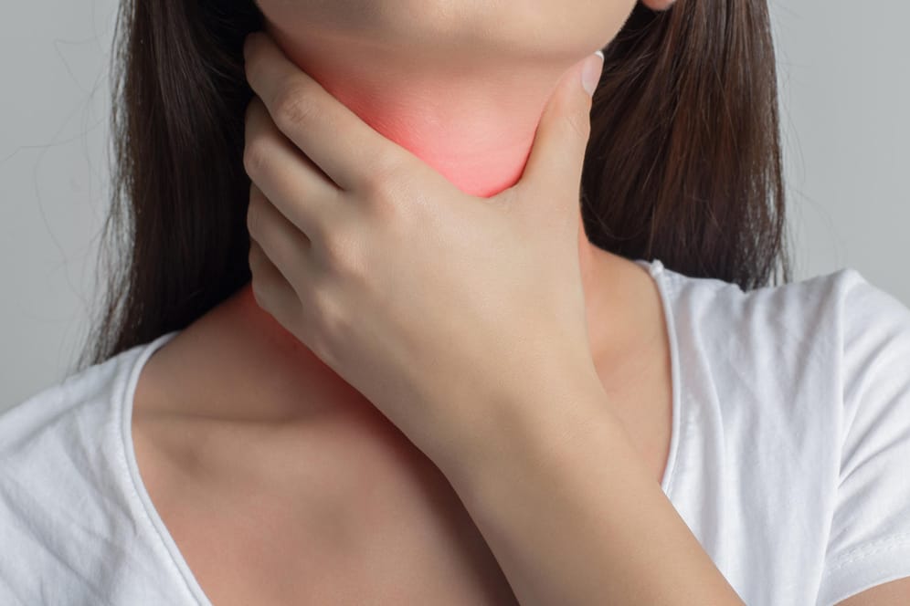 Halsschmerzen: Sind die Mandeln entzündet, kommt es oft auch zu Schluckbeschwerden.