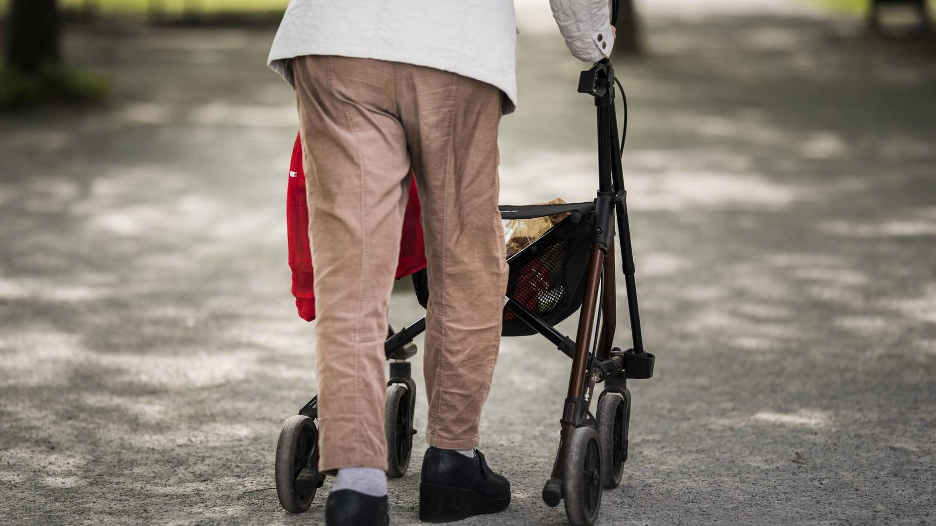 Eine alte Frau läuft mit einem Rollator (Symbolbild): In Hamburg ist eine Seniorin überfallen worden. Eine alte Frau läuft mit einem Rollator (Symbolbild): In Hamburg ist eine Seniorin überfallen worden.
