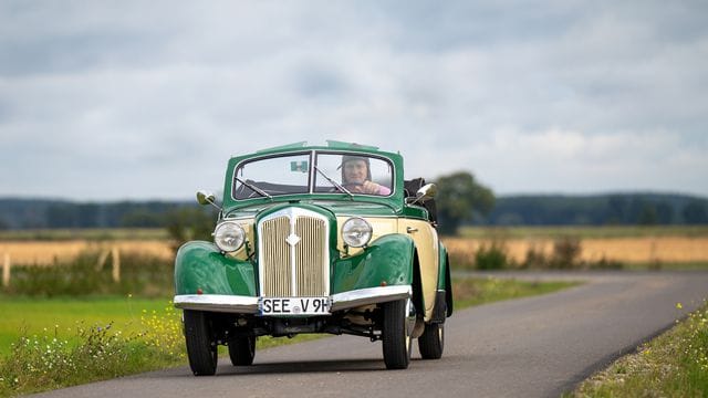 Klaus Büttner fährt mit seinem Zweitakter-Cabrio IFA F8, Baujahr 1957, über eine Landstraße.