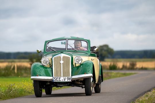 Klaus Büttner fährt mit seinem Zweitakter-Cabrio IFA F8, Baujahr 1957, über eine Landstraße.