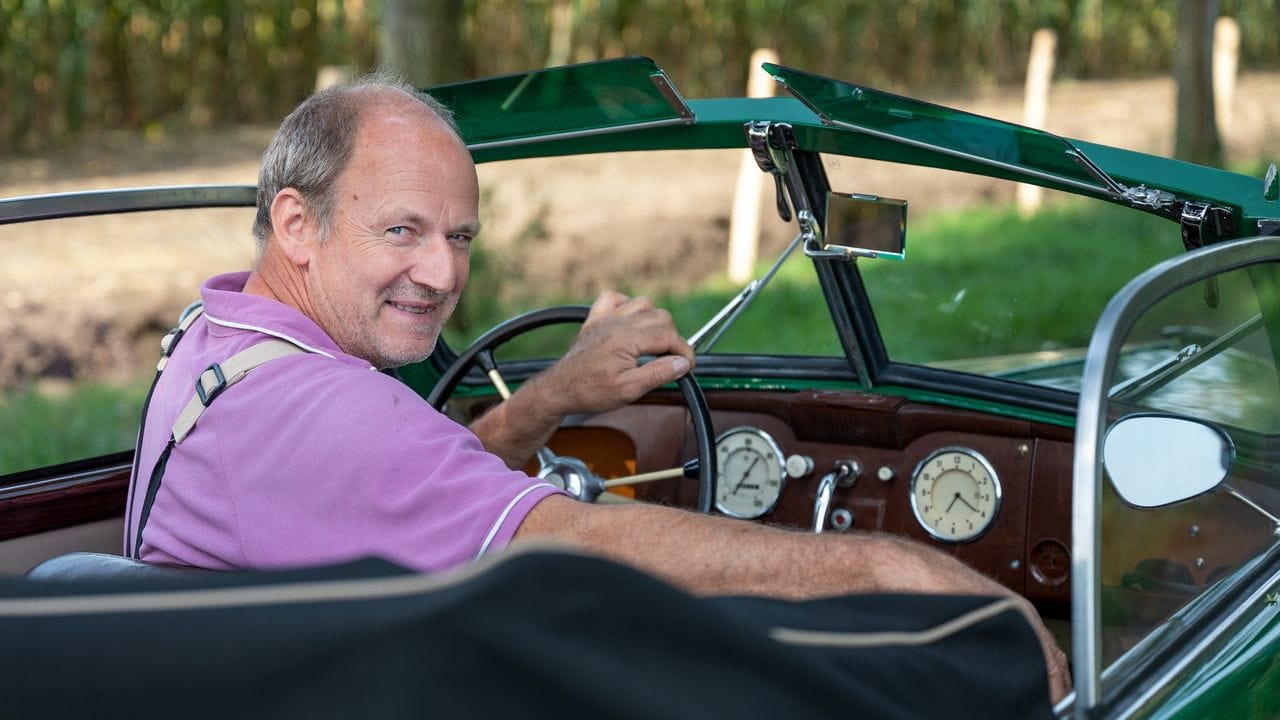 Klaus Büttner sitzt in seinem Zweitakter-Cabrio.