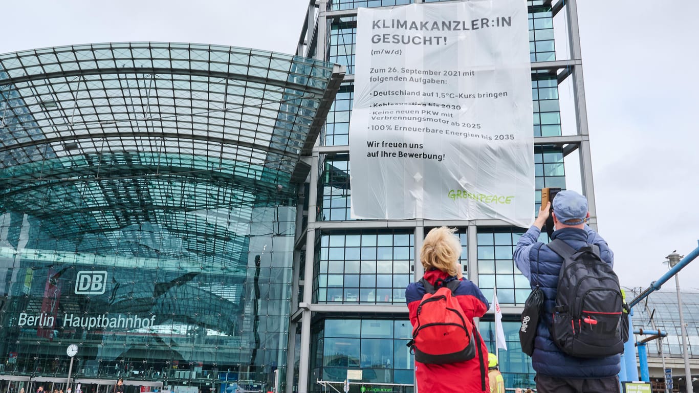 "Klimakanzler:in gesucht!" steht auf einem großen Transparent von Greenpeace: Bis zu zwölf Aktivistinnen und Aktivisten waren auf das Dach des Berliner Hauptbahnhofs geklettert.