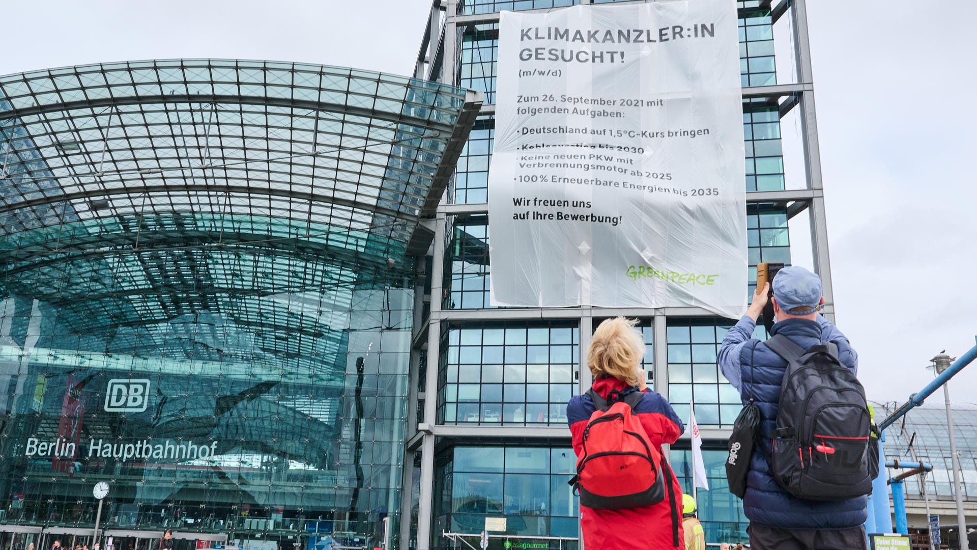 "Klimakanzler:in gesucht!" steht auf einem großen Transparent von Greenpeace: Bis zu zwölf Aktivistinnen und Aktivisten waren auf das Dach des Berliner Hauptbahnhofs geklettert. "Klimakanzler:in gesucht!" steht auf einem großen Transparent von Greenpeace: Bis zu zwölf Aktivistinnen und Aktivisten waren auf das Dach des Berliner Hauptbahnhofs geklettert.