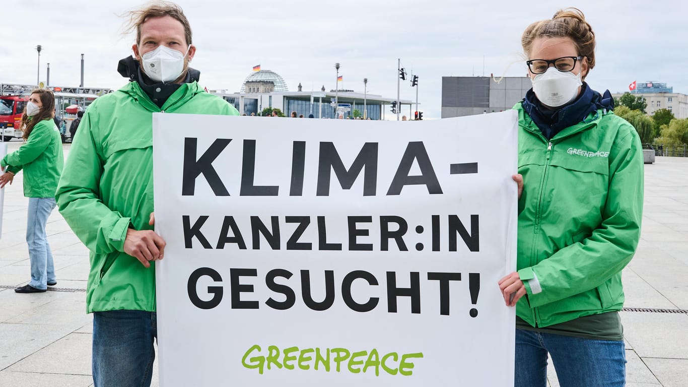"Klima-Kanzler:in gesucht!" steht auf einem Plakat, das Greenpeace-Aktivisten vor dem Hauptbahnhof halten: Eine Woche vor dem globalen Klimastreik von Fridays For Future und kurz vor der Bundestagswahl hat die Organisation erneut für Aufsehen gesorgt.