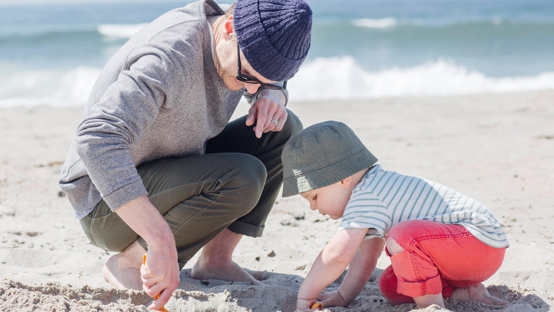 Ein Vater mit seinem Sohn (Symbolbild): Zeiten der Kindererziehung sind Grundrentenzeiten.