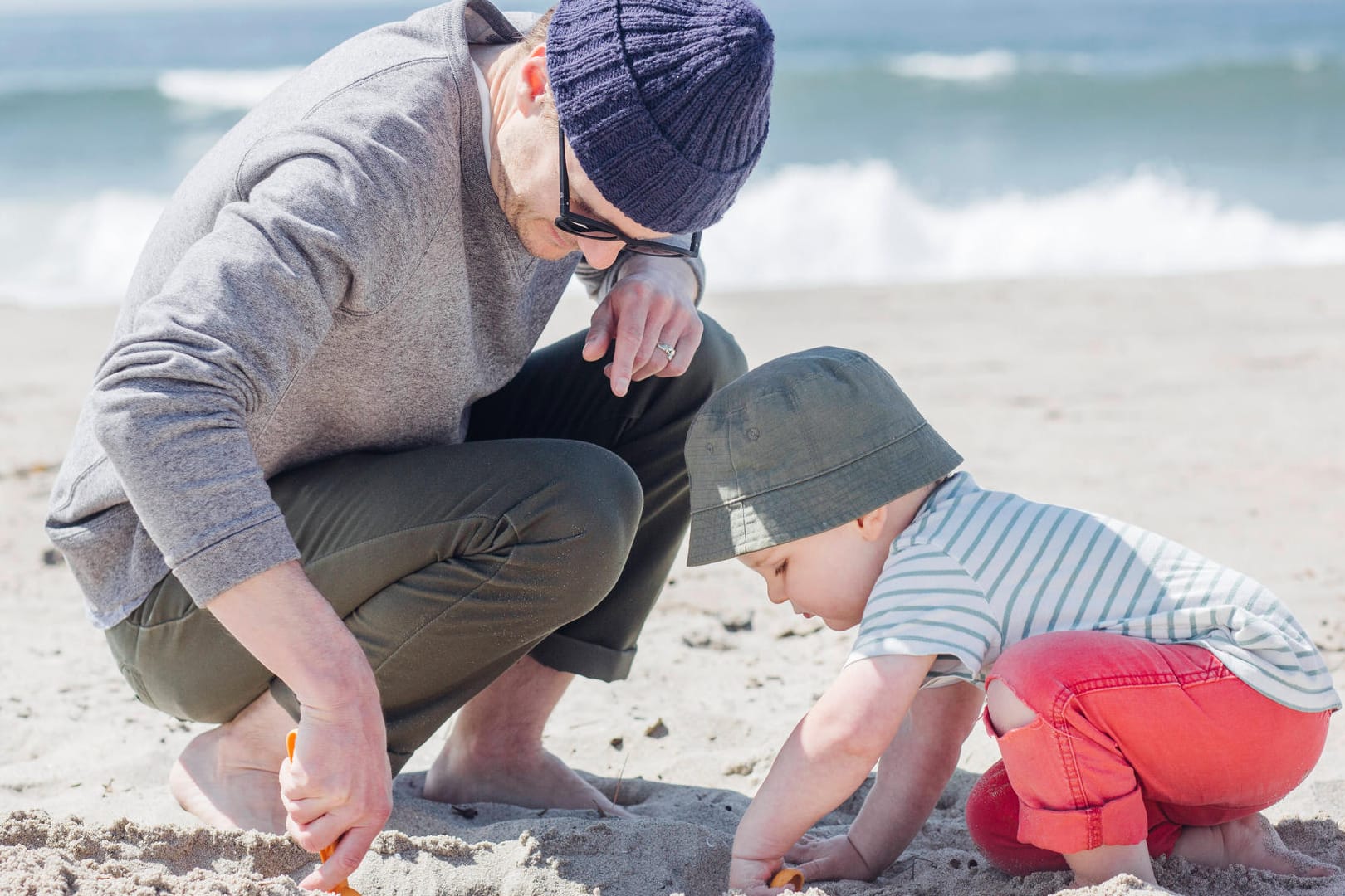 Ein Vater mit seinem Sohn (Symbolbild): Zeiten der Kindererziehung sind Grundrentenzeiten.