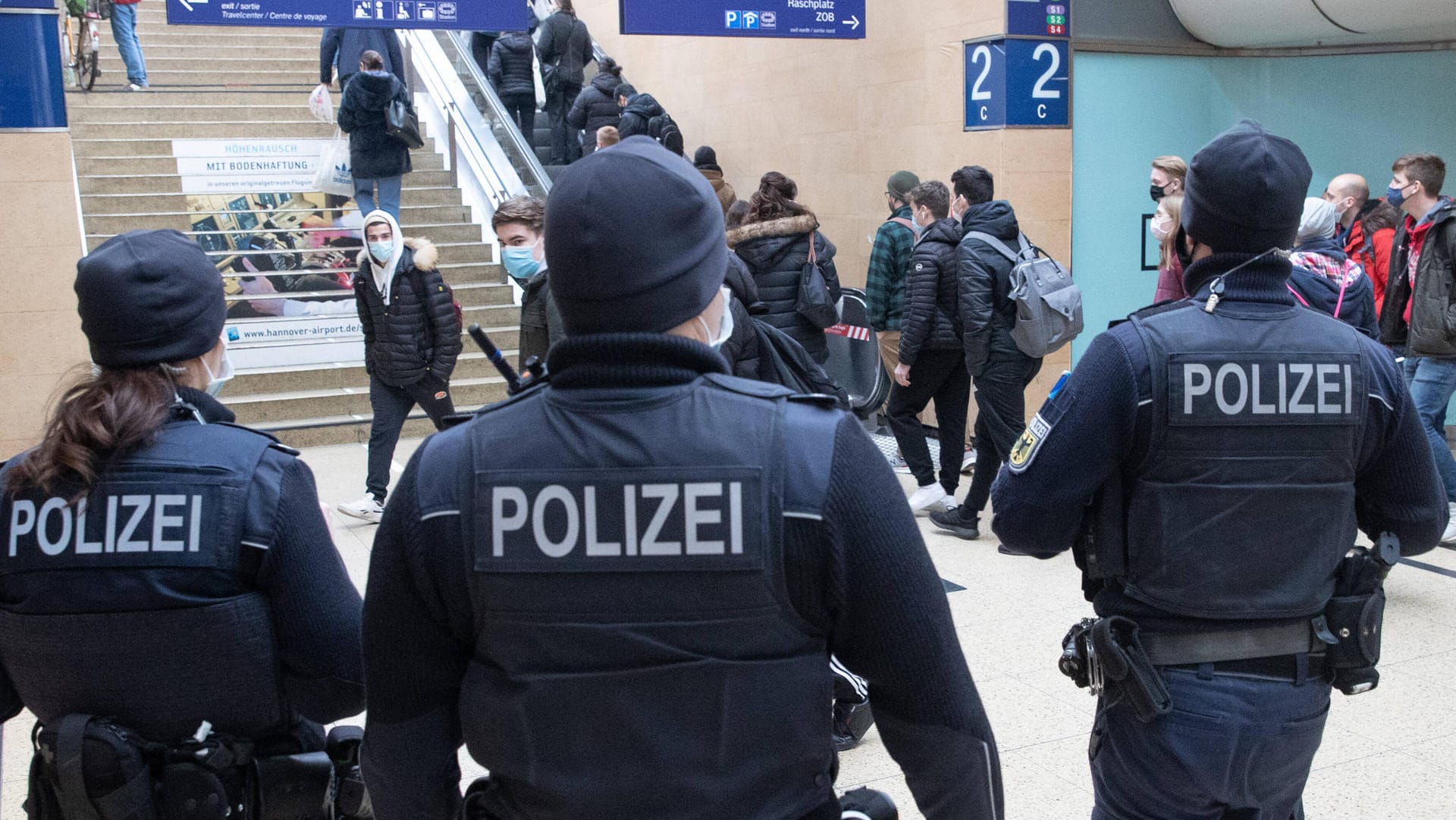 Polizeibeamte der Bundespolzei (Archivbild): Bei einer Kontrolle wurde ein Straftäter enttarnt. Polizeibeamte der Bundespolzei (Archivbild): Bei einer Kontrolle wurde ein Straftäter enttarnt.