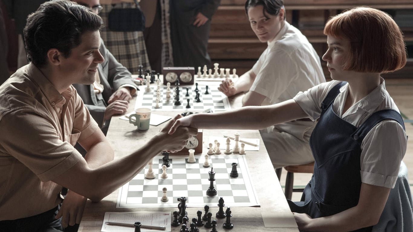 "Das Damengambit": Eine Szene aus der Erfolgsserie. Die Ex-Schachweltmeisterin Nona Gaprindaschwili klagt nun gegen Netflix.