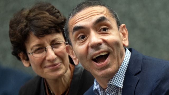 Das Biotech-Gründerpaar Ugur Sahin (r) und Özlem Türeci bei der Verleihung ihrer Ehrendoktorwürde: Die Veranstaltung fand im Rathaus Köln statt. Das Biotech-Gründerpaar Ugur Sahin (r) und Özlem Türeci bei der Verleihung ihrer Ehrendoktorwürde: Die Veranstaltung fand im Rathaus Köln statt.