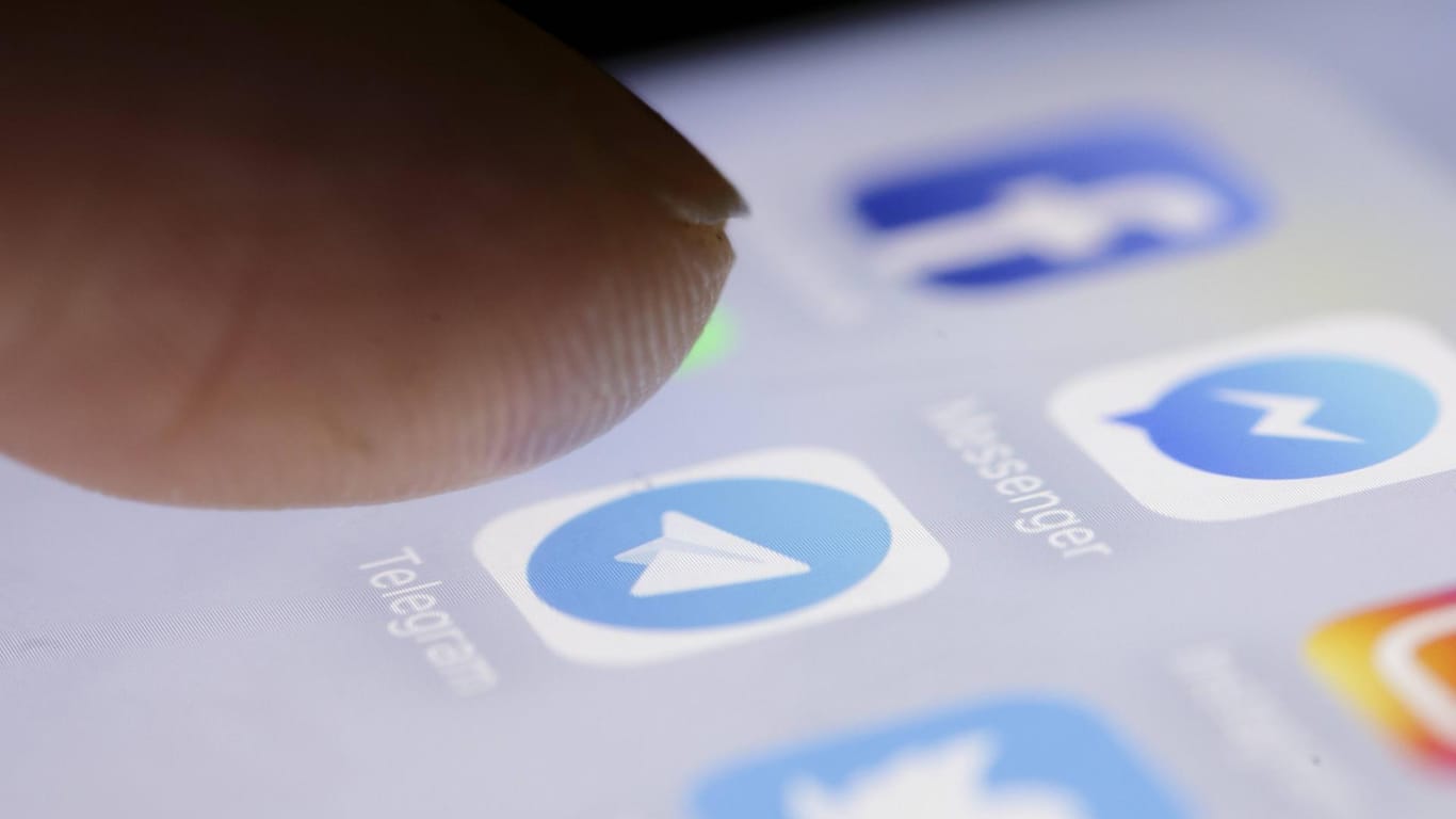 Eine Person klickt die Telegram-App auf ihrem Smartphone an (Symbolbild): Die Plattform wird auch von "Querdenkern" und anderen Verschwörungsgläubigen genutzt.