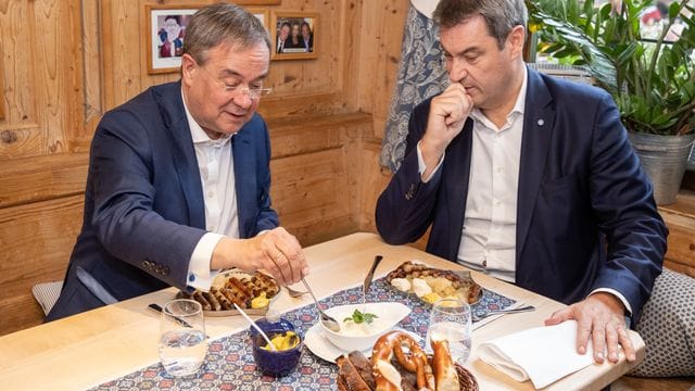 Söder und Laschet beim Bratwurstessen