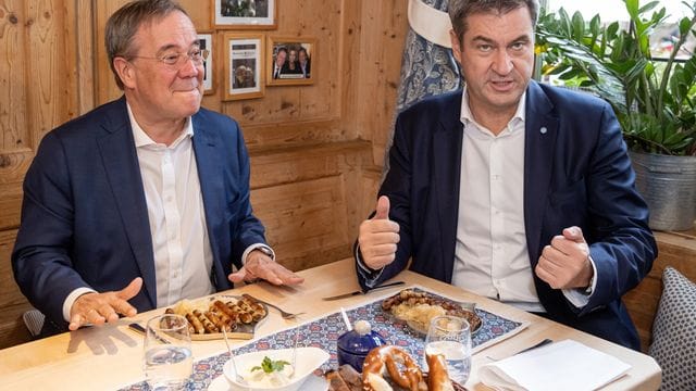 Söder und Laschet beim Bratwurstessen