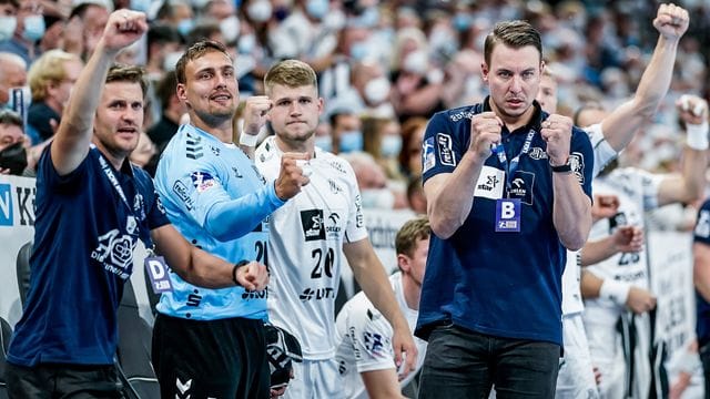 Kiels Trainer Filip Jicha (r) bejubelt gemeinsam mit seinem Asssistenzteam und den Ersatzspielern einen Treffer. Kiels Trainer Filip Jicha (r) bejubelt gemeinsam mit seinem Asssistenzteam und den Ersatzspielern einen Treffer.