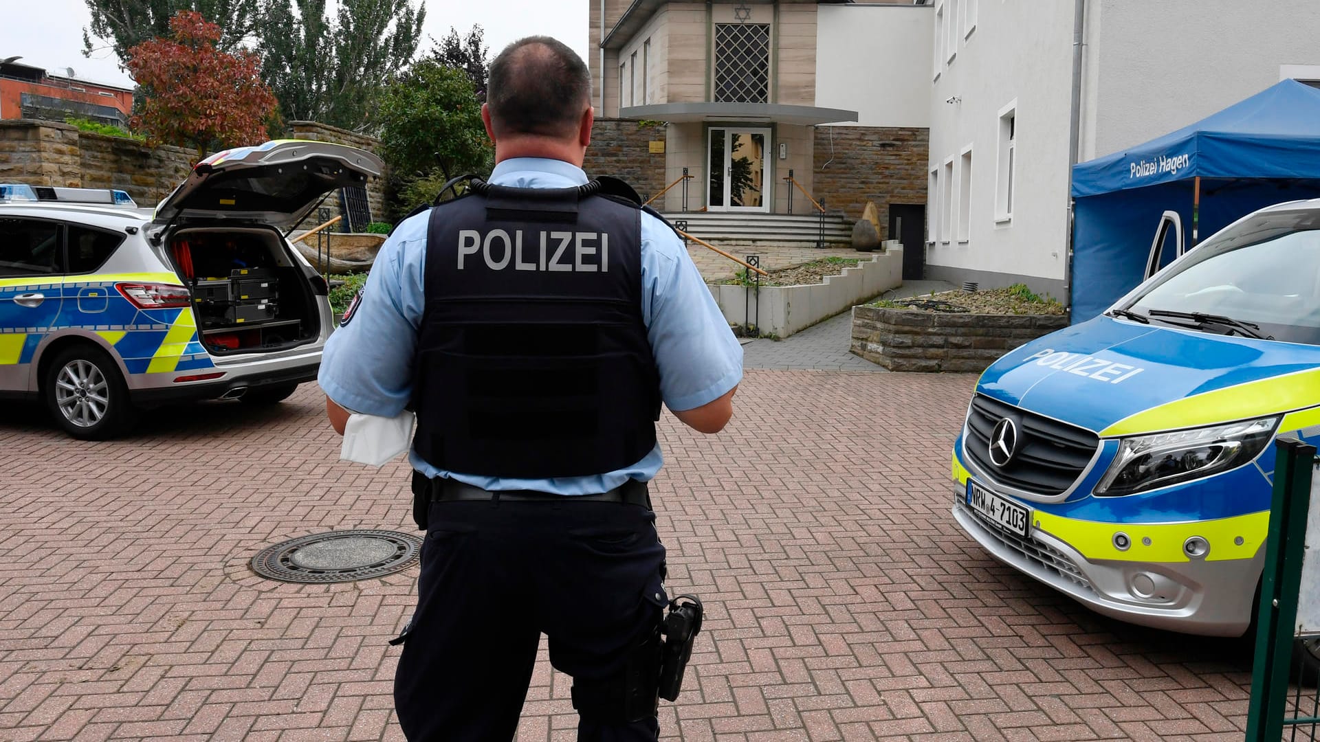 Ein Polizist bewacht die Synagoge in Hagen: Der 16-Jährige Tatverdächtige wird nun dem Haftrichter vorgeführt.