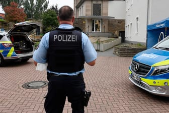 Ein Polizist bewacht die Synagoge in Hagen: Der 16-Jährige Tatverdächtige wird nun dem Haftrichter vorgeführt.