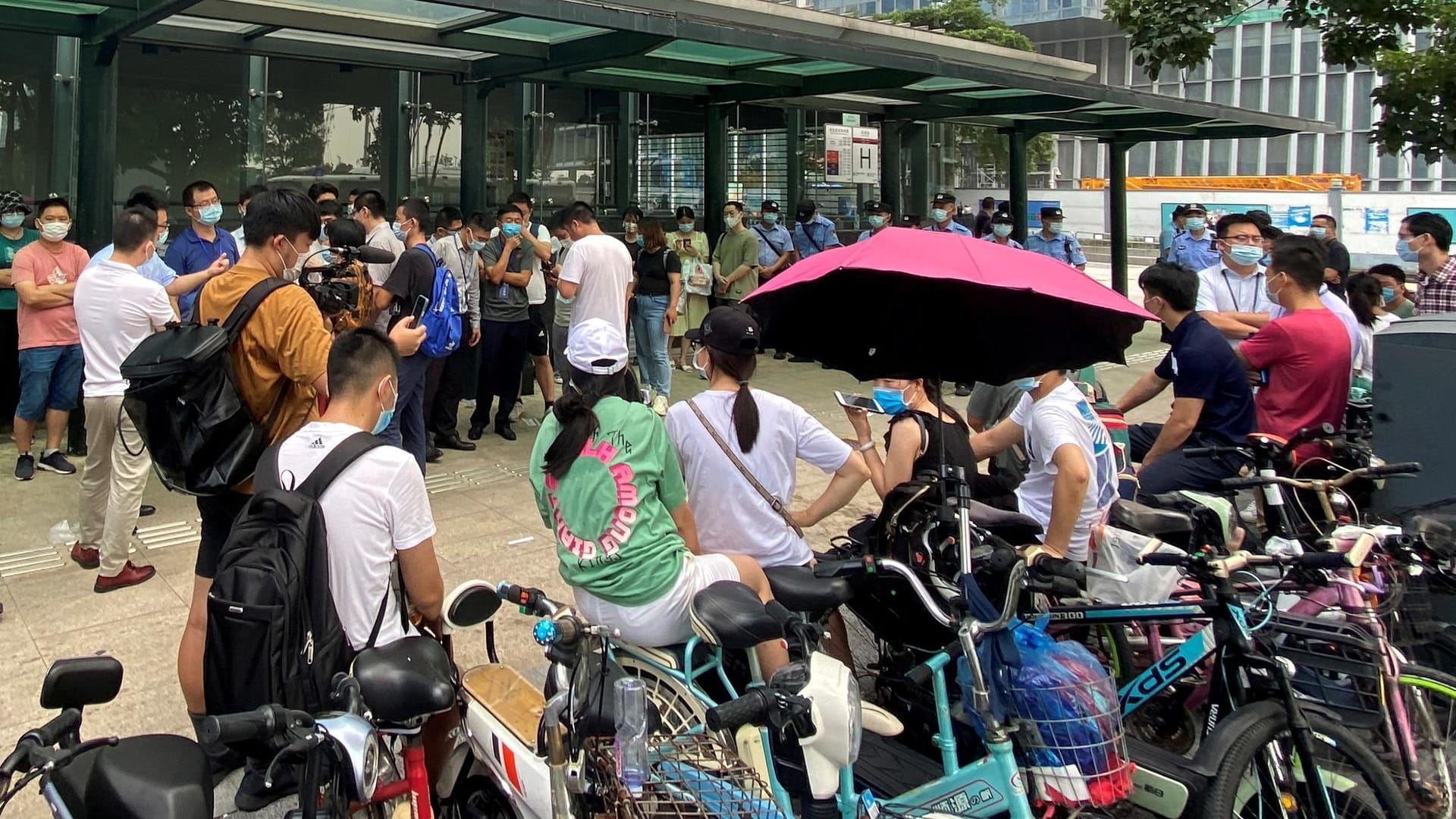 Demonstranten vor der Konzernzentrale von Evergrande: Viele Menschen in China fürchten um ihr Erspartes.