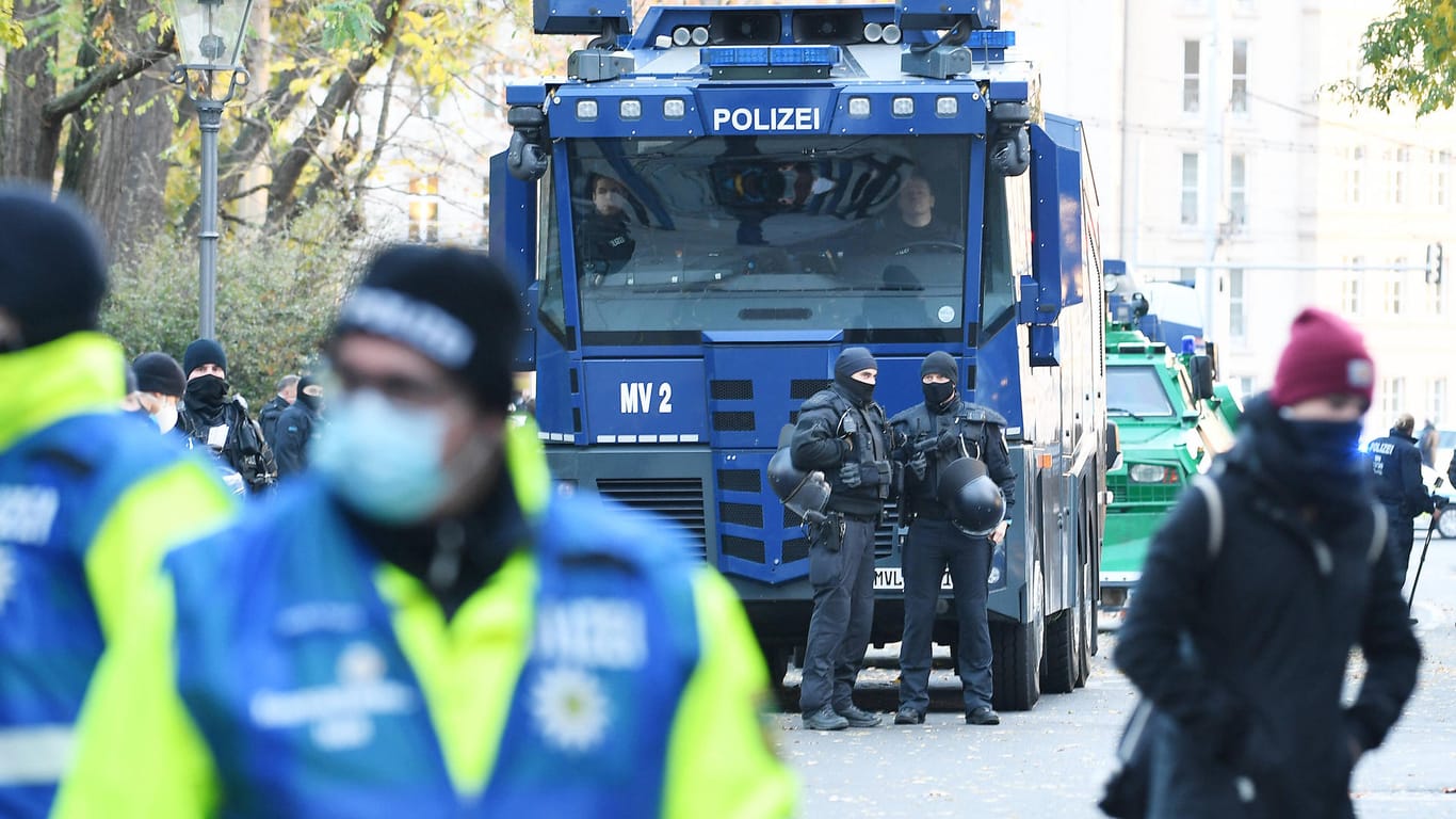 Ein Wasserwerfer steht in der Leipziger Innenstadt (Archivbild): Die Polizei wird mit vielen Kräften im Einsatz sein.