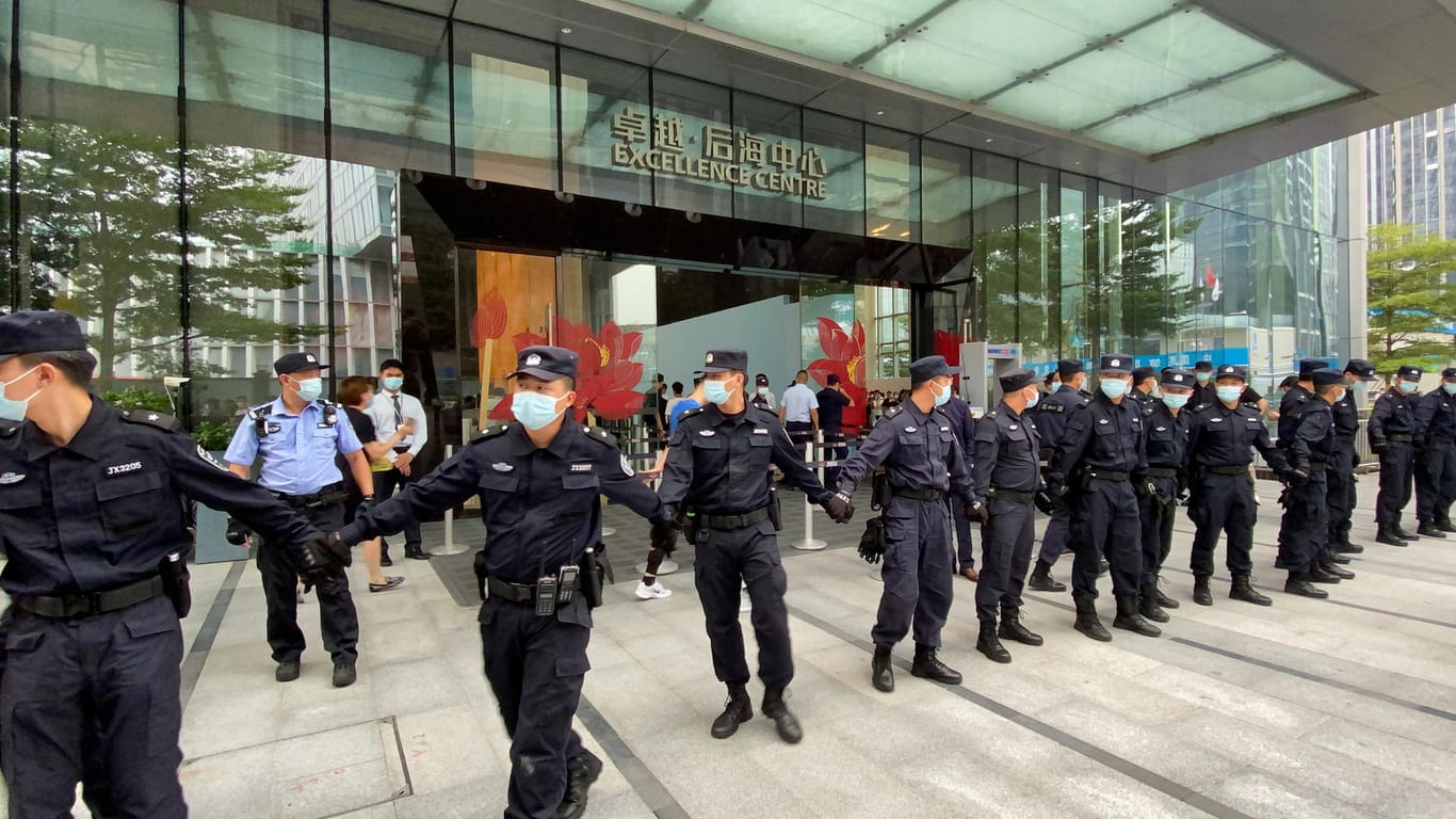 Sicherheitskräfte vor der Konzernzentrale von Evergrande: Demonstranten fordern Geld vom Immobilienunternehmen.