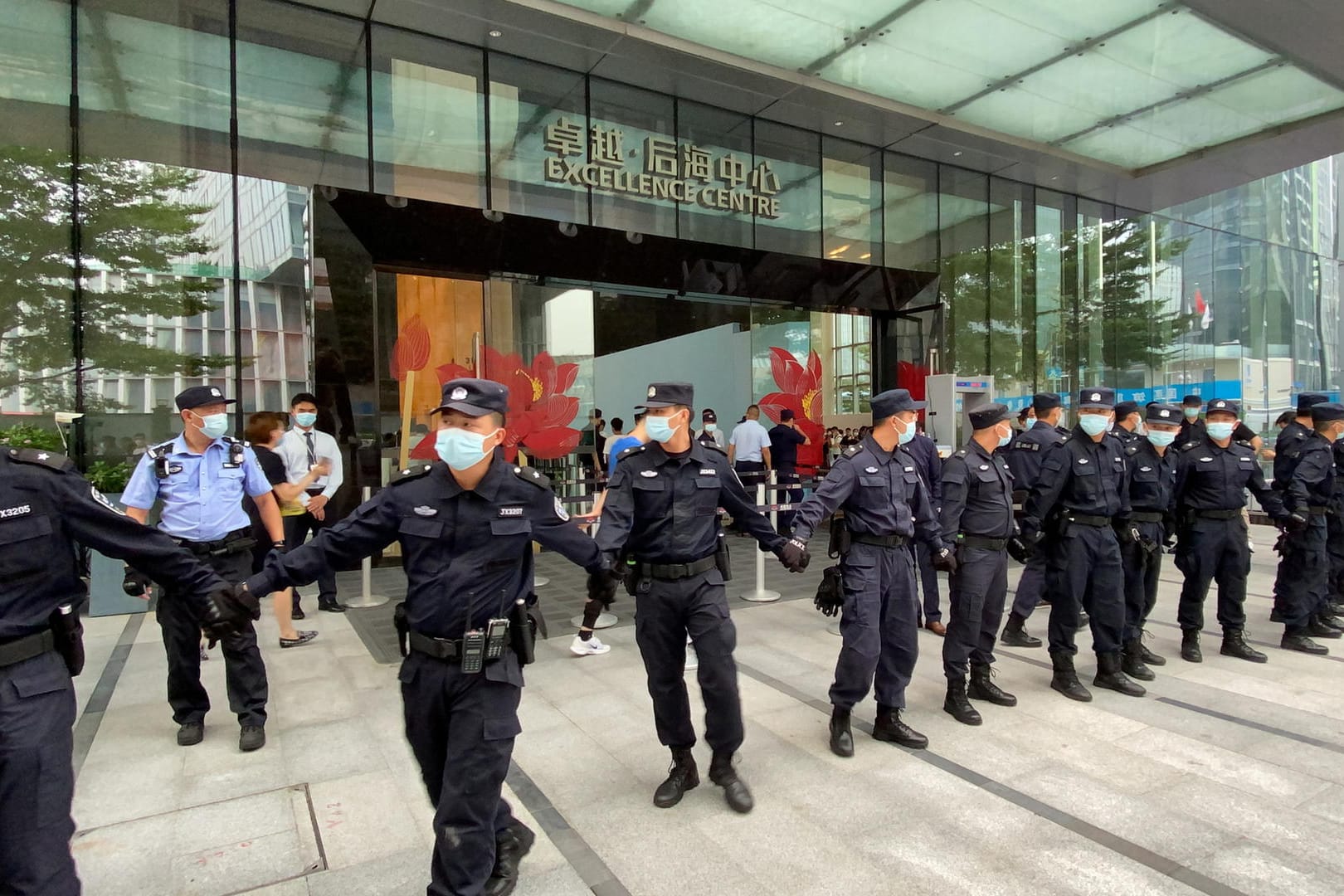 Sicherheitskräfte vor der Konzernzentrale von Evergrande: Demonstranten fordern Geld vom Immobilienunternehmen.