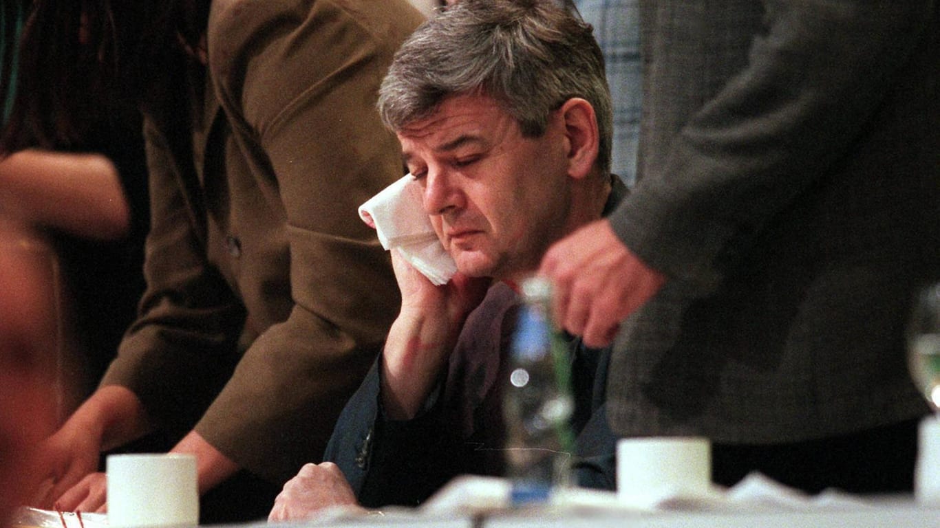 Joschka Fischer hält sich nach der Farbbeutelattacke 1999 ein Taschentuch ans Ohr: Der damalige Bundesaußenminister erlitt einen Riss im Trommelfell.