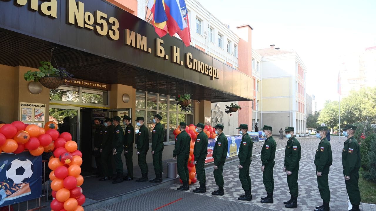 Russische Soldaten stehen vor einem Wahllokal in Rostow am Don an.