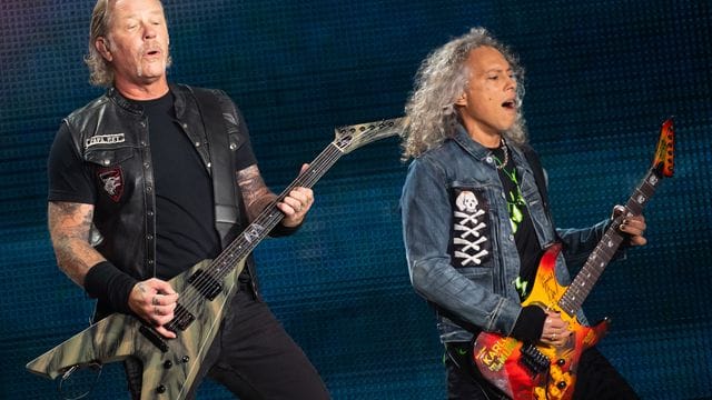 James Hetfield (l), Frontsänger der US-Metal-Band Metallica, und Kirk Hammett, Gitarrist, in München (2019).