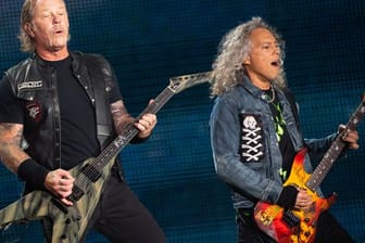 James Hetfield (l), Frontsänger der US-Metal-Band Metallica, und Kirk Hammett, Gitarrist, in München (2019).