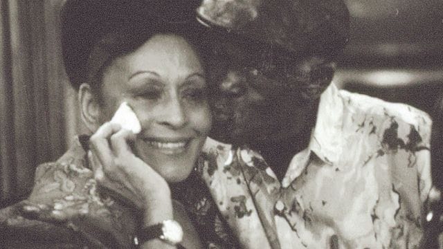 Ibrahim Ferrer (r), Musiker des Buena Vista Social Clubs, küsst Omara Portuondo auf die Wange.