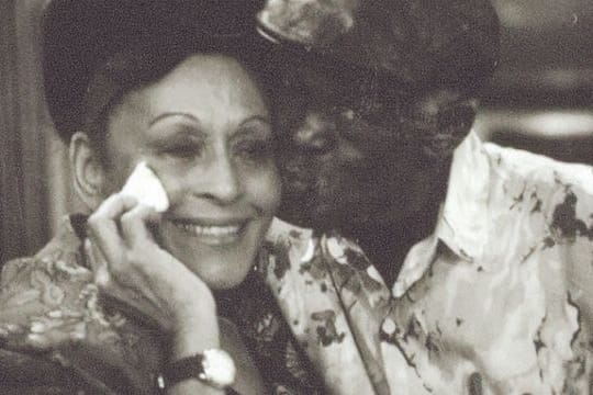 Ibrahim Ferrer (r), Musiker des Buena Vista Social Clubs, küsst Omara Portuondo auf die Wange.